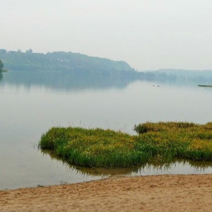 Panorama jeziora Kłodno w dżdżystym ujęciu 