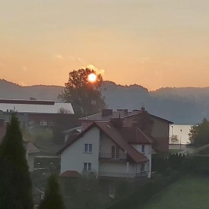 Poranek-wschód słońca nad wzgórzem Tamowa Góra, nad jeziorem Kłodno w Chmielnie , widok z Domu pod Gruszą . 