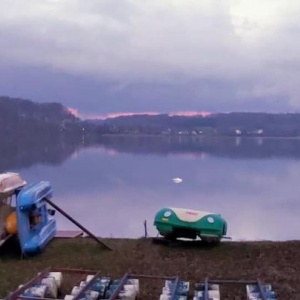 Mroźny wieczór  jezioro jak lustro  pomarańczowe niebo zachodzącego słońca 