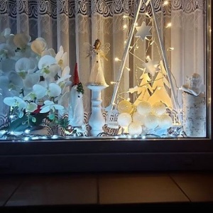 Wystrój Świąteczny w oknie Domu pod Gruszą w Chmielnie  na czas oczekiwania i oktawę Bożego Narodzenia. 