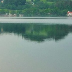 Widok na Górę Tamową, która odbija się w jeziorze Kłodno 