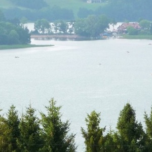 Jezioro Kłodno od strony wzgórza Zawór. Chmieleńska plaża, wypożyczalnia sprzętu wodnego i dużo amatorów sportów wodnych. 