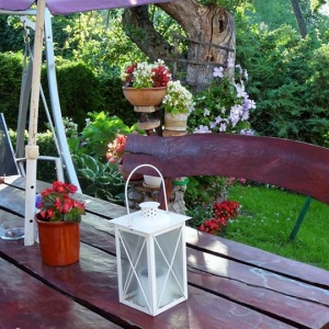 stół biesiadny w ukwiecionym ogrodzie 