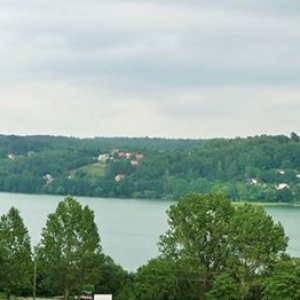 Widok na jezioro Kłodno  wieś Zawory, ośrodek Tamowa i Krefta, zalesione wzgórza nad j.Rekowo 
