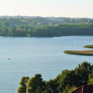 Jezioro Kłodno, turyści wykorzystują ciepłą pogodę .Widok na Chmielno. 