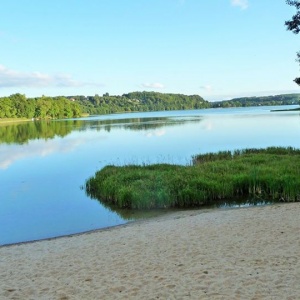 Plaża gminna-tafla jeziora Kłodno w różnych barwach 