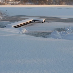 Piękna zima w Chmielnie. Zamarznięta tafla jeziora Rekowo 