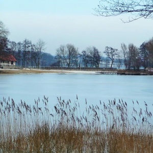 Zima nad jeziorem Kłodno,.... pomost, plaża i ławeczki obsypane śniegiem... 