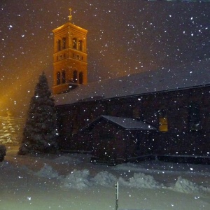 Kościół pw. Św. Apostołów Piotra i Pawła w Chmielnie w zimowej scenerii. 