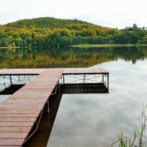 Pomost nad jeziorem Rekowo- można łowić ryby, miejsce z polaną do wypoczynku, grillowania, intymnego relaksu. 