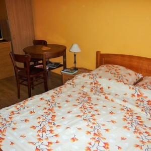 Sypialnia apartamentu pomarańczowego. 