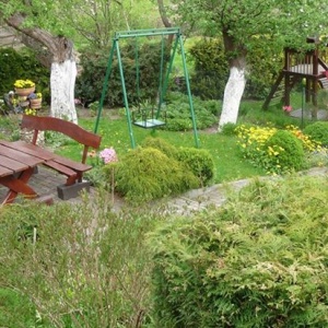 Miejsca do wypoczynku, relaksu,grillowania i zabaw w ogrodzie sporo jest. 