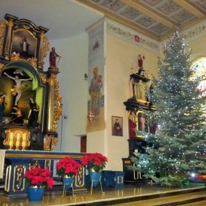 Dekoracja Bożego Narodzenia w kościele p.w.Piotra i Pawła w Chmielnie . 