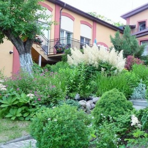 Dom pod Gruszą w Chmielnie , tarasy, balkon, ogród i kwiaty 