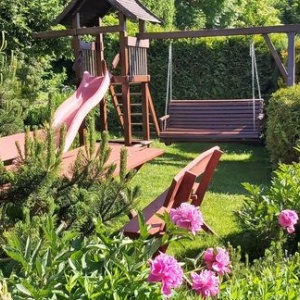 Ukwieciony ogród  - piwonie, plac zabaw dla dzieci 