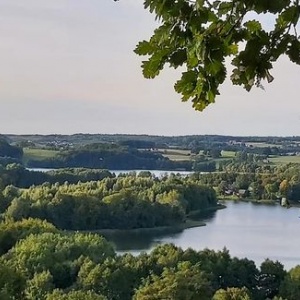 Widok z Góry Tamowej  na jeziora Rekowo I Białe  oraz  wieś Chmielno 