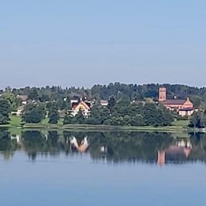 Chmielno I kościół parafialny nad jeziorem Kłodno,  widok  z drogi do Zawór . 