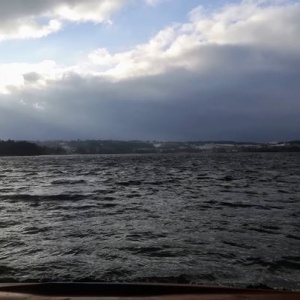 Wzburzone wiatrem jezioro Kłodno. 