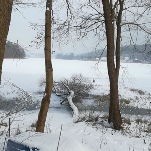 Mróz i śnieg--jezioro Rekowo zamarznięte. 