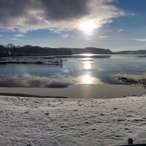Plaża  gminna w Chmielnie w zimowej scenerii 