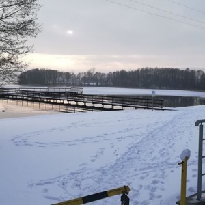 Zimowa aura na plaży gminnej w Chmielnie nad jeziorem Kłodno. 