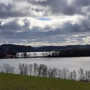Dwa jeziora Białe I za groblą - ulicą Grodziska jezioro Kłodno w Chmielnie 