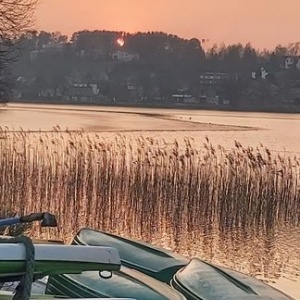 Czerwony zachód słońca nad Chmielnem. Nad jeziorem Białym powoli.... zapada wieczór- magia kolorów 