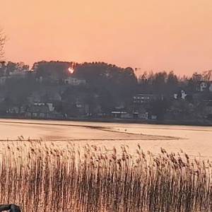 Zachód słońca nad dolnym Chmielnem. Przyroda jeziora Białego 