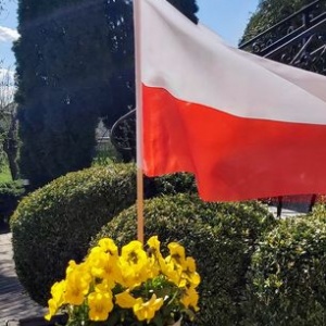 Na posesji Domu pod Gruszą w Chmielnie Tel.506 737 348. 
2 mają 2022roku Dzień Flagi Rzeczypospolitej . 
