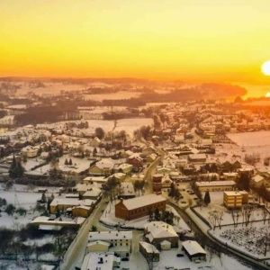 Nasza wieś Chmielno  o zachodzie słońca... po lewo jezioro Kłodno  po prawo gdzie słonko zachodzi jezioro Raduńskie 