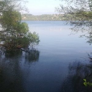 Jezioro Kłodno widok na Zawory z rzeczki w Chmielonku. 