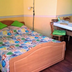Nowa aranżacja apartamentu żółtego, kolorowa wiosenna kapa na łóżko dodaje radosnego nastroju w sypialni. 