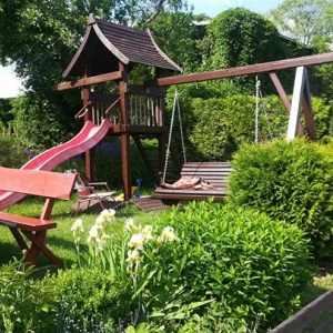 Miejsce do  radosnej zabawy i wypoczynku w ogrodzie, są leżaki, hamaki, ławki.Jest kolorowo - kwitną maki, irysy, niezapominajki, piwonie i chabry, 