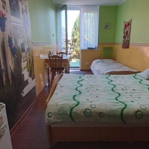 Apartament zielony, niezależna sypialnia z dużą łazienką,  aneks kuchenny,  urządzony taras 