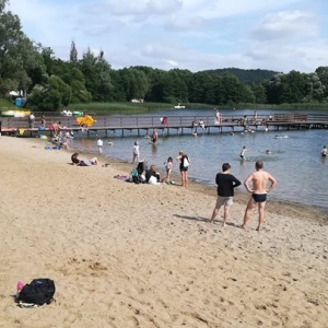 Słoneczna pogoda  i ciepła woda w jeziorze Kłodno i plaża w Chmielnie zapełnia się turystami. 