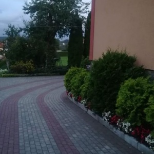 Wjazd i wejście na posesję Domu Pod Gruszą w Chmielnie. 