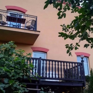 Balkony apartamentów- z kominkiem i nad sadem. 