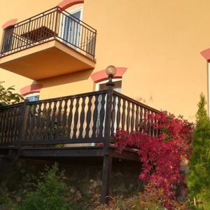 paleta barw jesieni -  taras apartamentu z kominkiem. 