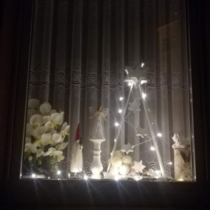 Udekorowane okno na okres Bożego Narodzenia 