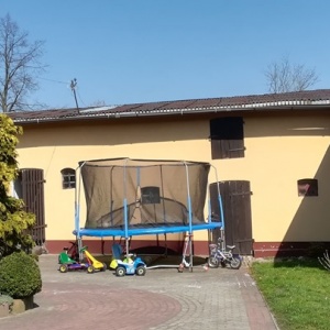 Miejsce zabaw dla dzieci . Duże podwórko, trampolina, rowerki, hulajnogi, jeździki. 