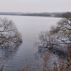 Nad jeziorem Białym w Chmielnie. 