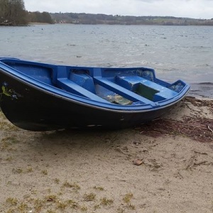 Chmielno, nad jeziorem Kłodno , niebieska łódź z motywem  kaszubski kwiat. 