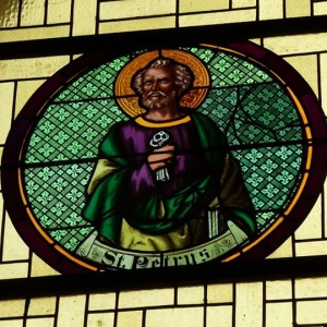 Chmielno - Św.Piotr - witraż okienny w kościele 