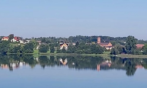 Chmielno I kościół parafialny nad jeziorem Kłodno,  widok  z drogi do Zawór . 